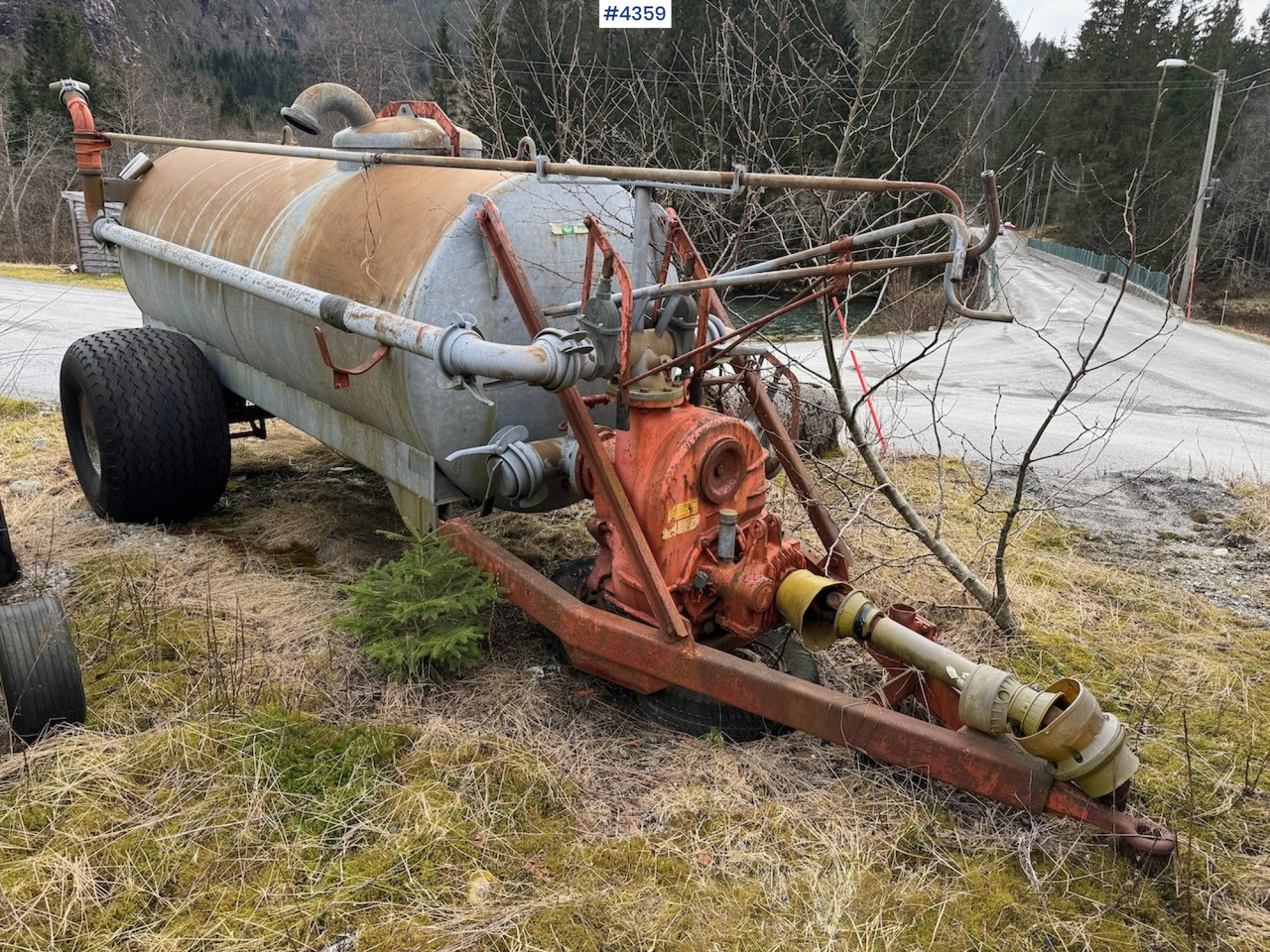 Bauer Manure spreader with boom cannon. - מפזרת זבל: תמונה 1 Bauer Manure spreader with boom cannon. - מפזרת זבל: תמונה 1