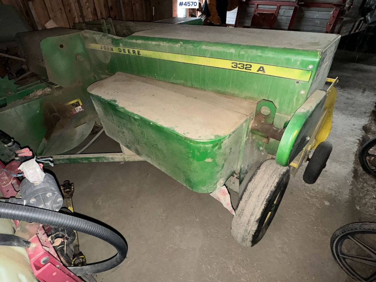 John Deere 332A Square baler - ציוד חציר ומספוא: תמונה 1 John Deere 332A Square baler - ציוד חציר ומספוא: תמונה 1