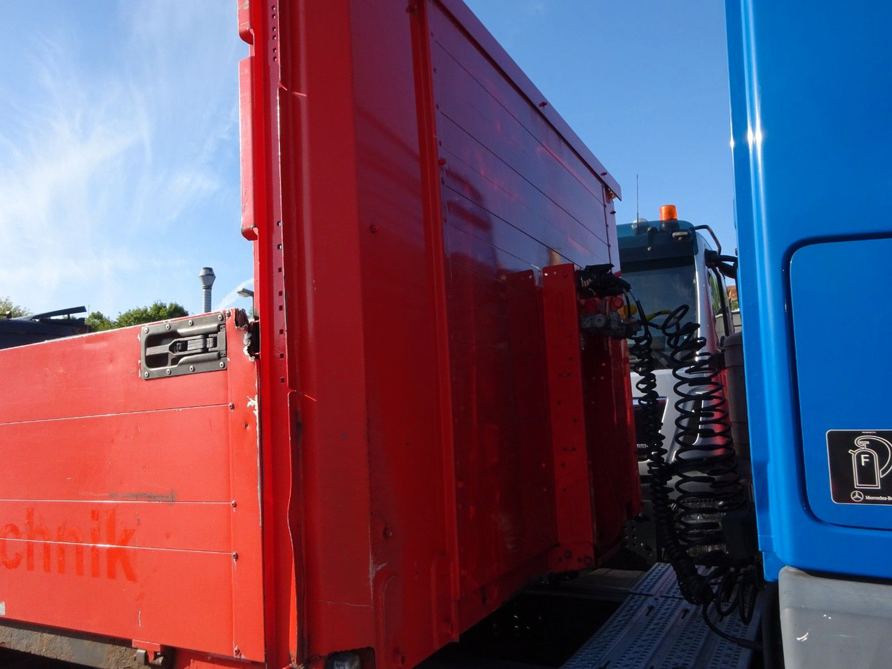 Fliegl Sattelpritsche mit Bordwänden und 3 Achsen - סמיטריילר צד נופל/ שטוח: תמונה 4 Fliegl Sattelpritsche mit Bordwänden und 3 Achsen - סמיטריילר צד נופל/ שטוח: תמונה 4