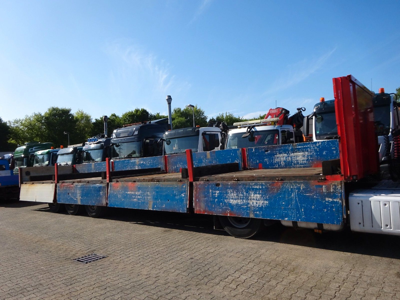 Fliegl Sattelpritsche mit Bordwänden und 3 Achsen - סמיטריילר צד נופל/ שטוח: תמונה 3 Fliegl Sattelpritsche mit Bordwänden und 3 Achsen - סמיטריילר צד נופל/ שטוח: תמונה 3