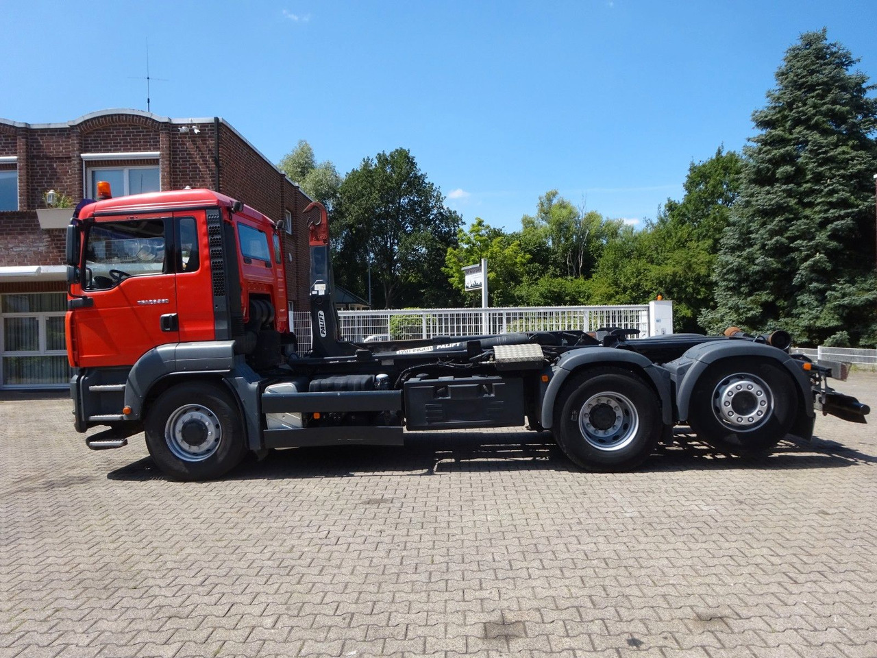 MAN 26.360 TGA PALFINGER Abroller 6x2-4 Hydrodrive - משאית הרמת וו: תמונה 1 MAN 26.360 TGA PALFINGER Abroller 6x2-4 Hydrodrive - משאית הרמת וו: תמונה 1