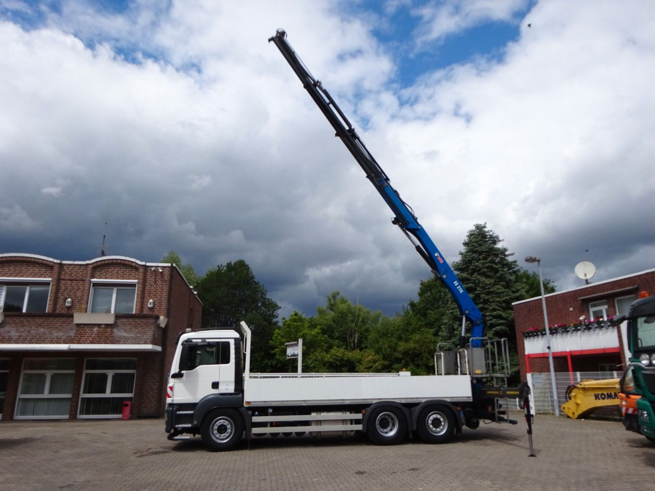 MAN 26.420 TGS Pritsche + HIAB 211 HIPRO Kran - משאית צד נופל/ שטוחה, משאית מנוף: תמונה 1 MAN 26.420 TGS Pritsche + HIAB 211 HIPRO Kran - משאית צד נופל/ שטוחה, משאית מנוף: תמונה 1