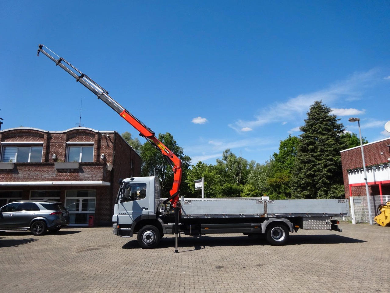 Mercedes-Benz 1222 Atego mit Palfinger PK8501 Kran 4x2 - משאית צד נופל/ שטוחה, משאית מנוף: תמונה 1 Mercedes-Benz 1222 Atego mit Palfinger PK8501 Kran 4x2 - משאית צד נופל/ שטוחה, משאית מנוף: תמונה 1