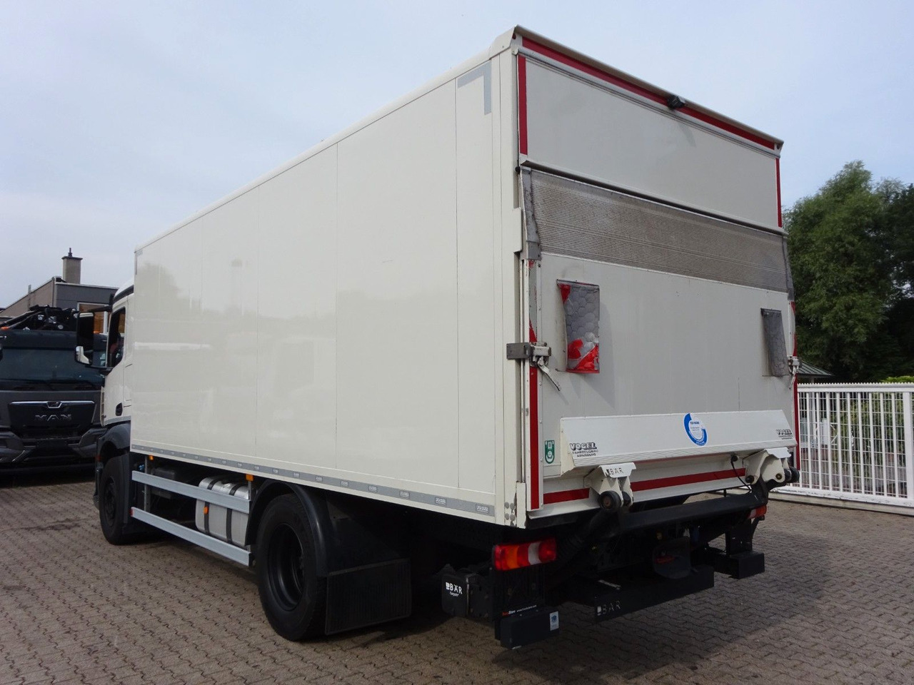 Mercedes-Benz 1842 Antos Koffer + BÄR Ladebordwand 4x2 - משאית תיבה: תמונה 4 Mercedes-Benz 1842 Antos Koffer + BÄR Ladebordwand 4x2 - משאית תיבה: תמונה 4