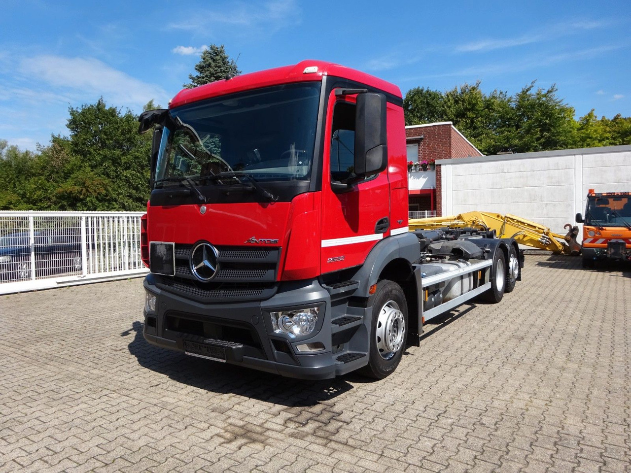 Mercedes-Benz 2532 ANTOS MEILLER Abroller Lift+Lenkachse 6x2 - משאית הרמת וו: תמונה 2 Mercedes-Benz 2532 ANTOS MEILLER Abroller Lift+Lenkachse 6x2 - משאית הרמת וו: תמונה 2