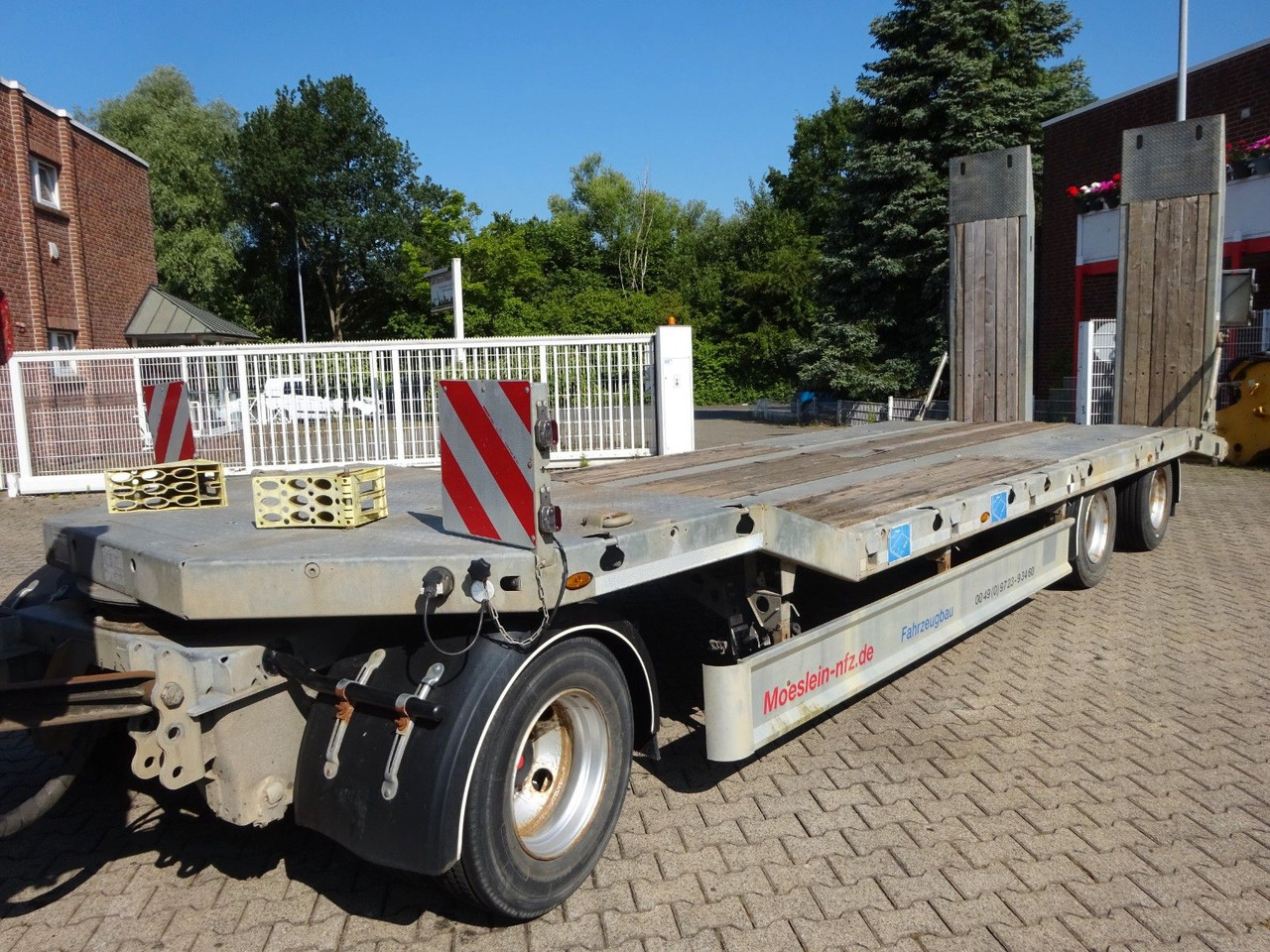 Möslein Tieflader Anhänger mit 3 Achsen und Rampen - קרון נגרר עם מטען נמוך: תמונה 1 Möslein Tieflader Anhänger mit 3 Achsen und Rampen - קרון נגרר עם מטען נמוך: תמונה 1