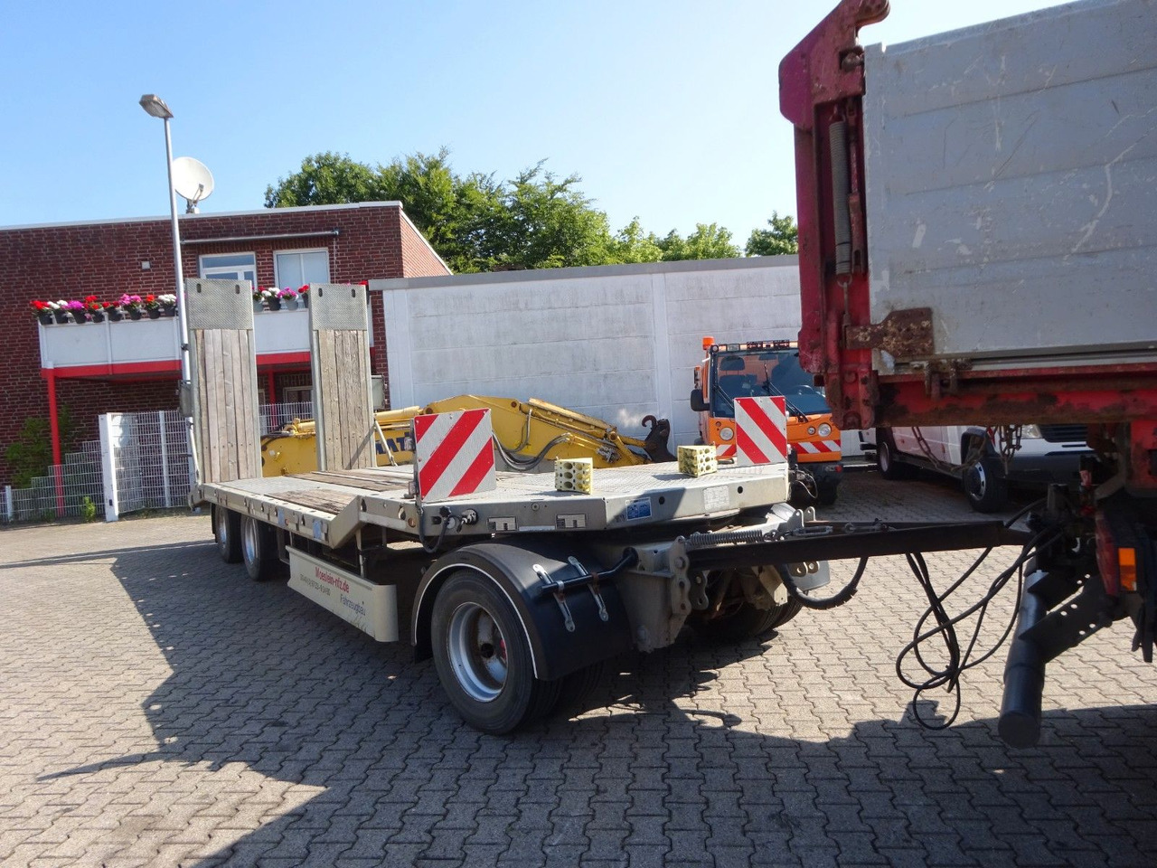 Möslein Tieflader Anhänger mit 3 Achsen und Rampen - קרון נגרר עם מטען נמוך: תמונה 4 Möslein Tieflader Anhänger mit 3 Achsen und Rampen - קרון נגרר עם מטען נמוך: תמונה 4