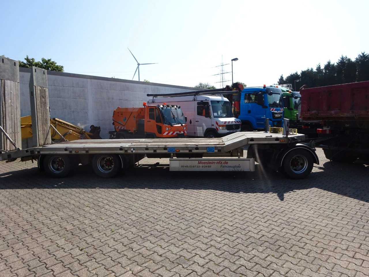 Möslein Tieflader Anhänger mit 3 Achsen und Rampen - קרון נגרר עם מטען נמוך: תמונה 3 Möslein Tieflader Anhänger mit 3 Achsen und Rampen - קרון נגרר עם מטען נמוך: תמונה 3
