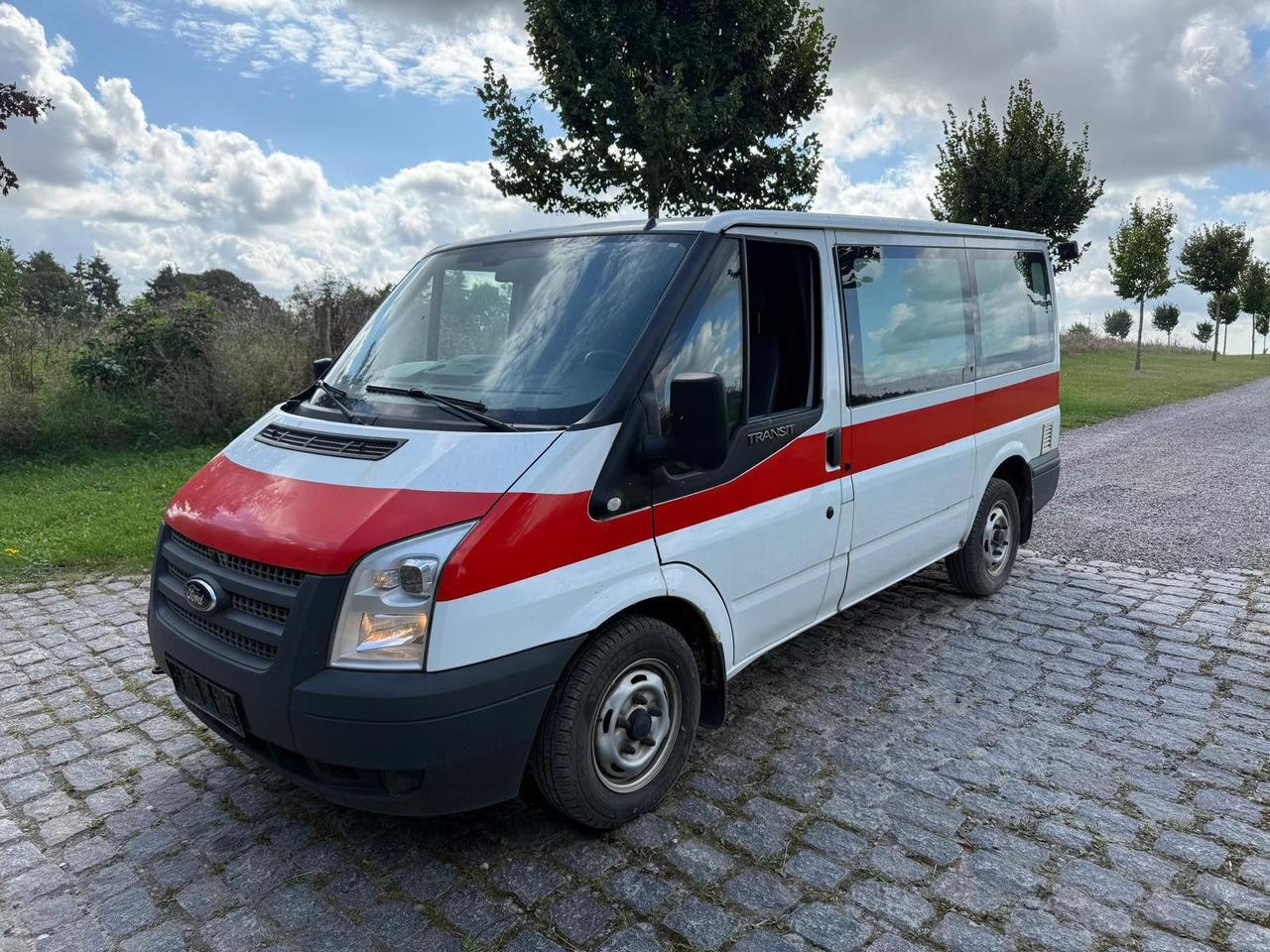 Ford Transit Kombi FT 300 K - כלי רכב מסחרי לנוסעים: תמונה 2 Ford Transit Kombi FT 300 K - כלי רכב מסחרי לנוסעים: תמונה 2