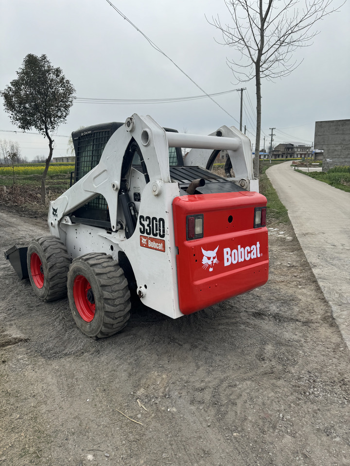BOBCAT S300 - מעמיס היגוי החלקה: תמונה 5 BOBCAT S300 - מעמיס היגוי החלקה: תמונה 5