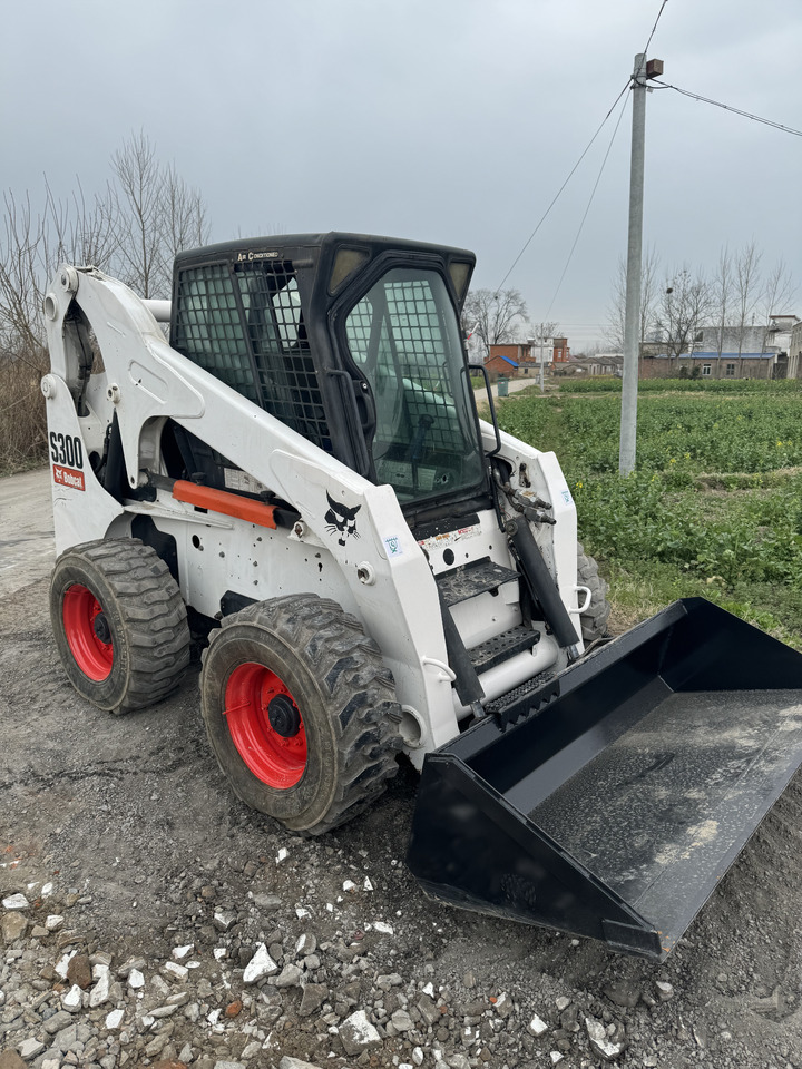 BOBCAT S300 - מעמיס היגוי החלקה: תמונה 3 BOBCAT S300 - מעמיס היגוי החלקה: תמונה 3