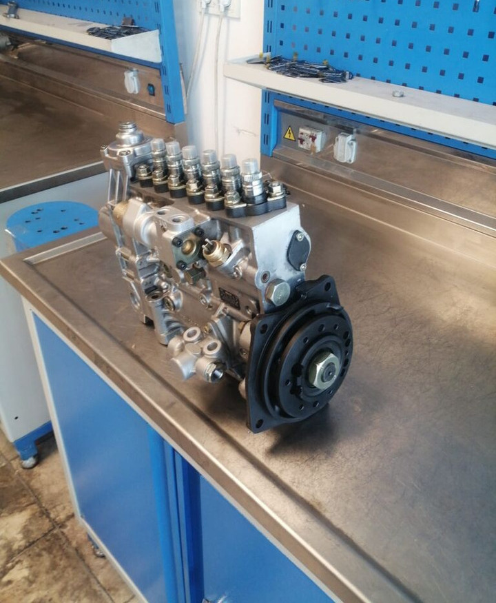 Bosch EXCHANGE A0250745702 Mercedes-Benz . truck - משאבת דלק עבור משאית: תמונה 1 Bosch EXCHANGE A0250745702 Mercedes-Benz . truck - משאבת דלק עבור משאית: תמונה 1
