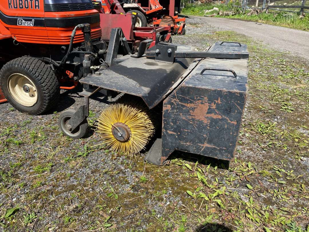 2000 Kubota G1700//Sitteklipper med feier og oppsamler - מכסחת גינה: תמונה 5 2000 Kubota G1700//Sitteklipper med feier og oppsamler - מכסחת גינה: תמונה 5