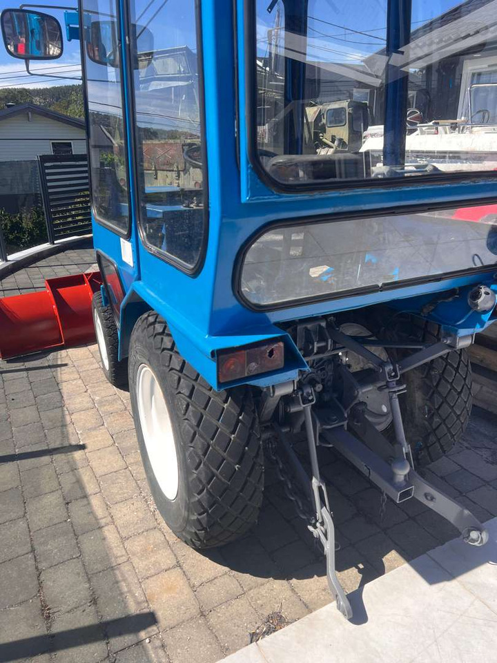 טרקטור חקלאי Iseki TX1500 brøyteskjær og feiekost: תמונה 12