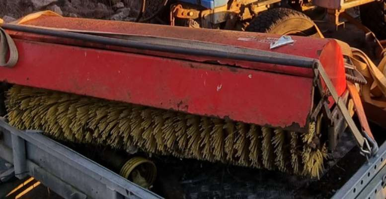 טרקטור חקלאי Iseki TX1500 brøyteskjær og feiekost: תמונה 13