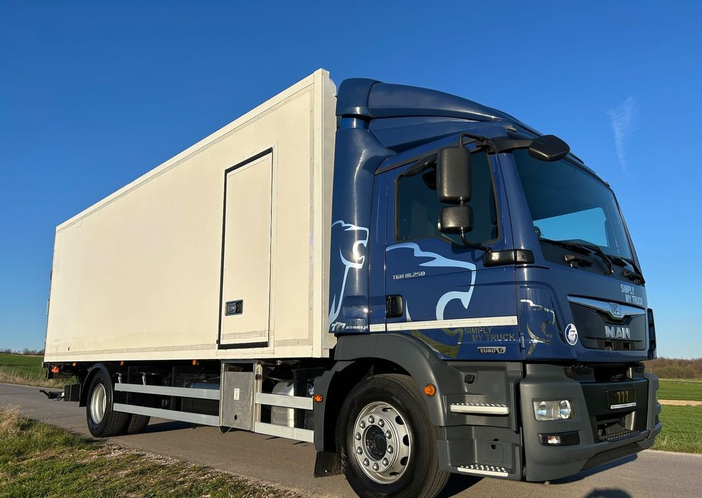 MAN TGM 18.250 Carrier 1950 D/E z Holandii / TOP STAN / 7.44m / 18 palet / winda + drzwi + drzwi boczne / OKAZJA - משאית קירור: תמונה 1 MAN TGM 18.250 Carrier 1950 D/E z Holandii / TOP STAN / 7.44m / 18 palet / winda + drzwi + drzwi boczne / OKAZJA - משאית קירור: תמונה 1