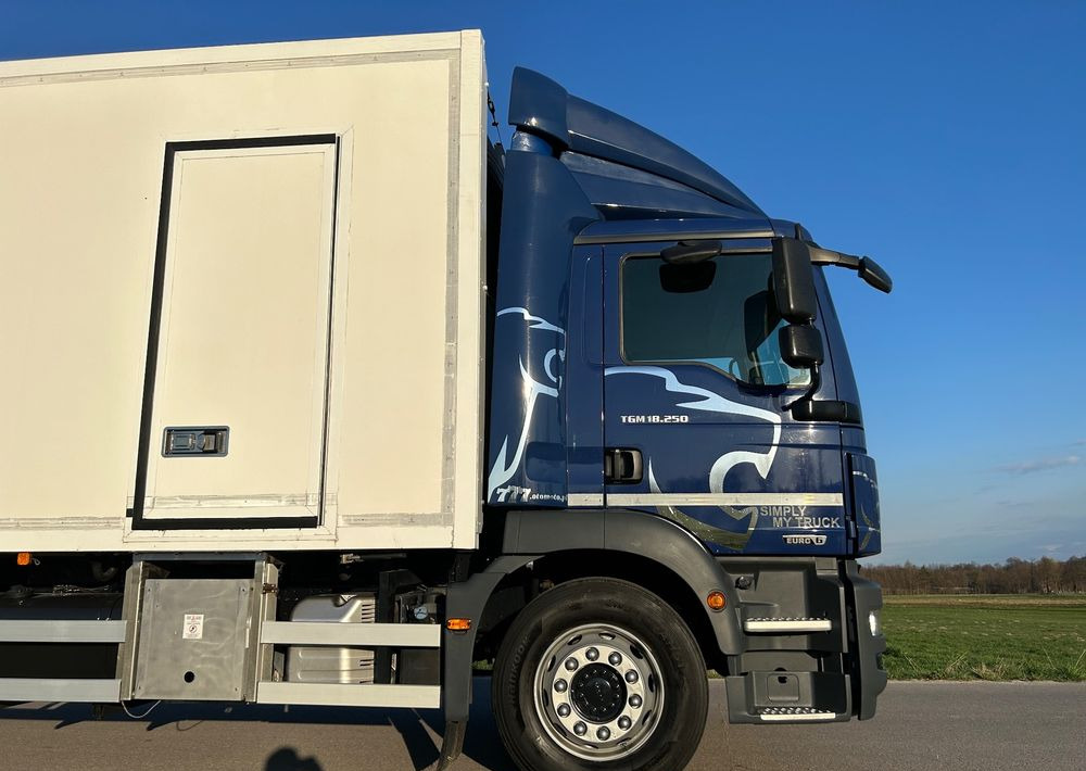 MAN TGM 18.250 Carrier 1950 D/E z Holandii / TOP STAN / 7.44m / 18 palet / winda + drzwi + drzwi boczne / OKAZJA - משאית קירור: תמונה 3 MAN TGM 18.250 Carrier 1950 D/E z Holandii / TOP STAN / 7.44m / 18 palet / winda + drzwi + drzwi boczne / OKAZJA - משאית קירור: תמונה 3