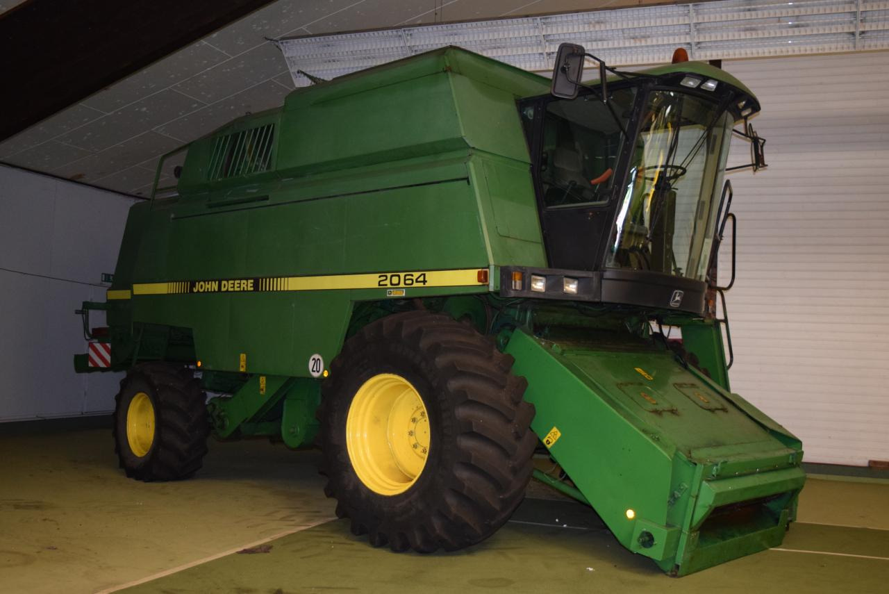 John Deere 2064 - מקצרת קומבינה: תמונה 1 John Deere 2064 - מקצרת קומבינה: תמונה 1