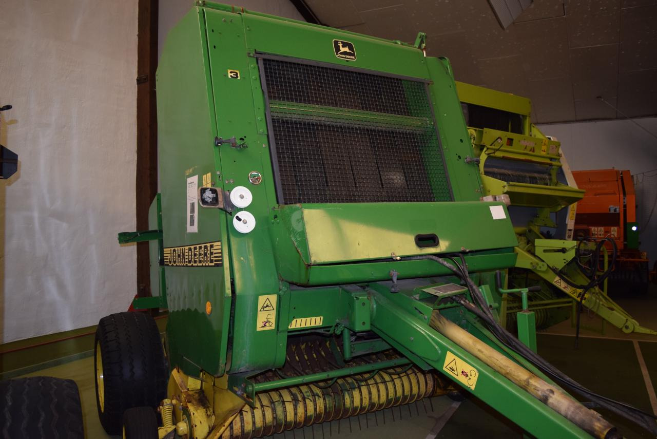 John Deere 580 - מכונת צרור עגולה: תמונה 3 John Deere 580 - מכונת צרור עגולה: תמונה 3