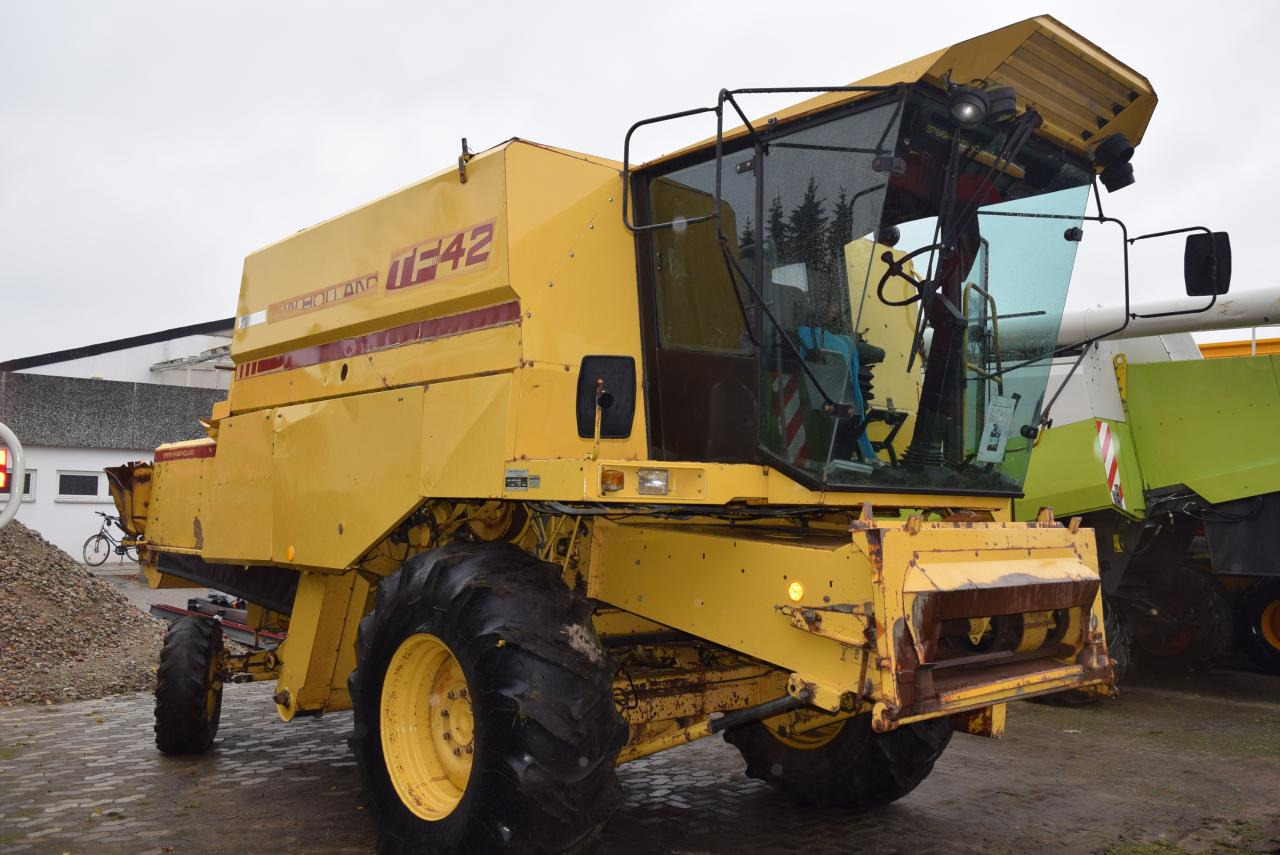 New Holland TF 42 - מקצרת קומבינה: תמונה 1 New Holland TF 42 - מקצרת קומבינה: תמונה 1