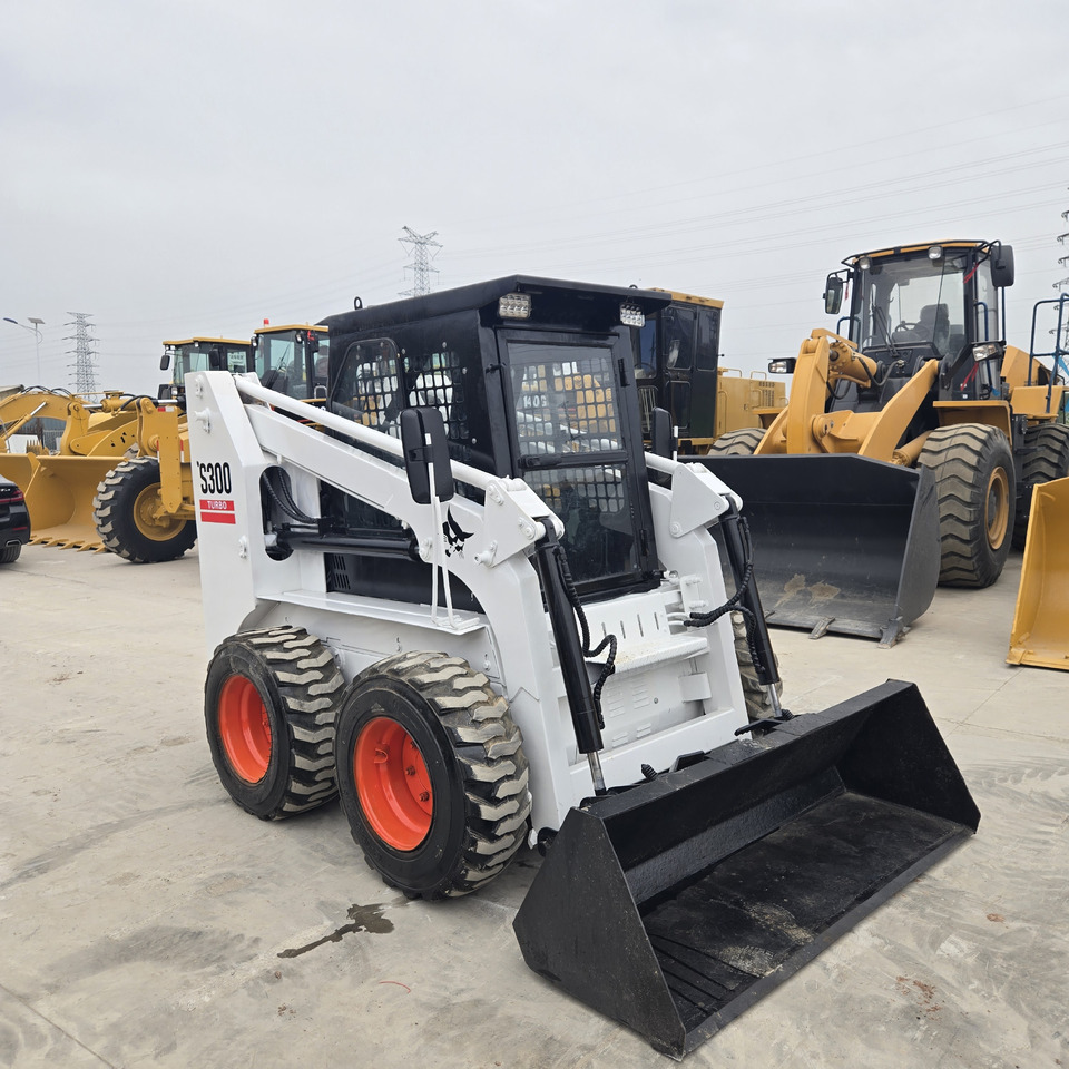 BOBCAT S300 - מעמיס היגוי החלקה: תמונה 5 BOBCAT S300 - מעמיס היגוי החלקה: תמונה 5