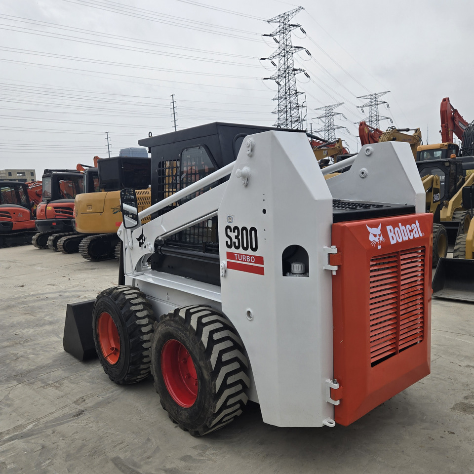BOBCAT S300 - מעמיס היגוי החלקה: תמונה 2 BOBCAT S300 - מעמיס היגוי החלקה: תמונה 2