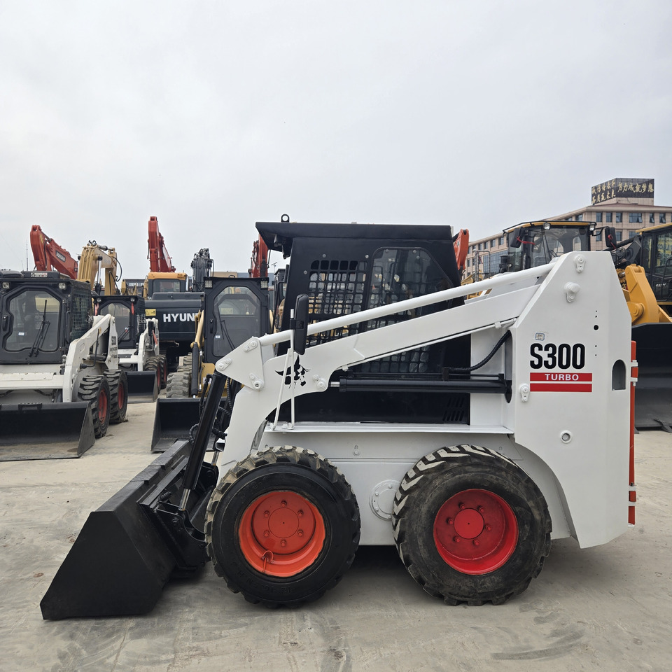 BOBCAT S300 - מעמיס היגוי החלקה: תמונה 1 BOBCAT S300 - מעמיס היגוי החלקה: תמונה 1