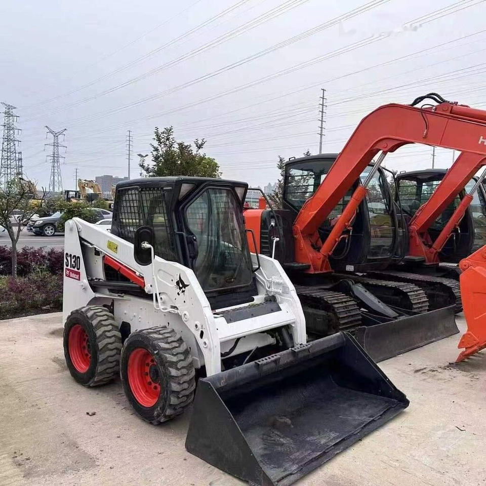 Bobcat S130 - מעמיס היגוי החלקה: תמונה 2 Bobcat S130 - מעמיס היגוי החלקה: תמונה 2