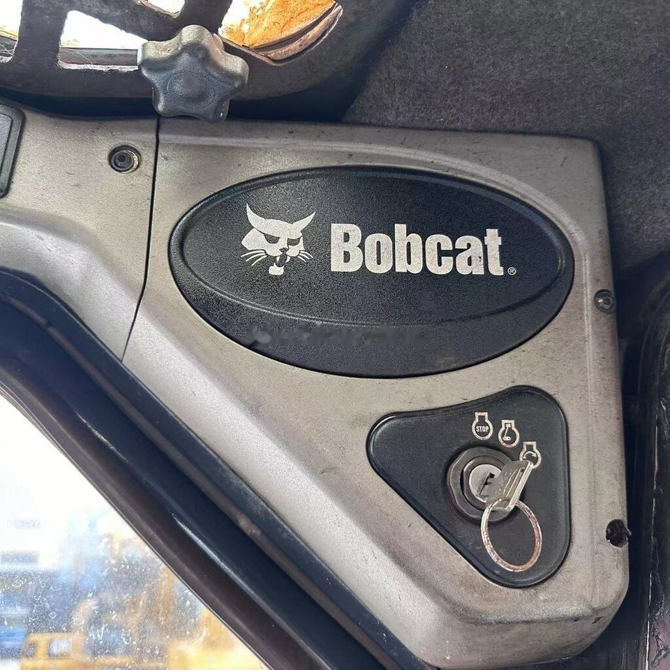 Bobcat S130 - מעמיס היגוי החלקה: תמונה 5 Bobcat S130 - מעמיס היגוי החלקה: תמונה 5