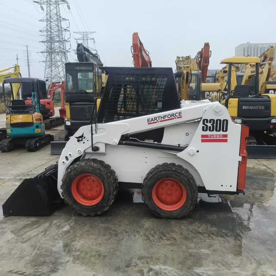 Bobcat S300 - מעמיס היגוי החלקה: תמונה 1 Bobcat S300 - מעמיס היגוי החלקה: תמונה 1