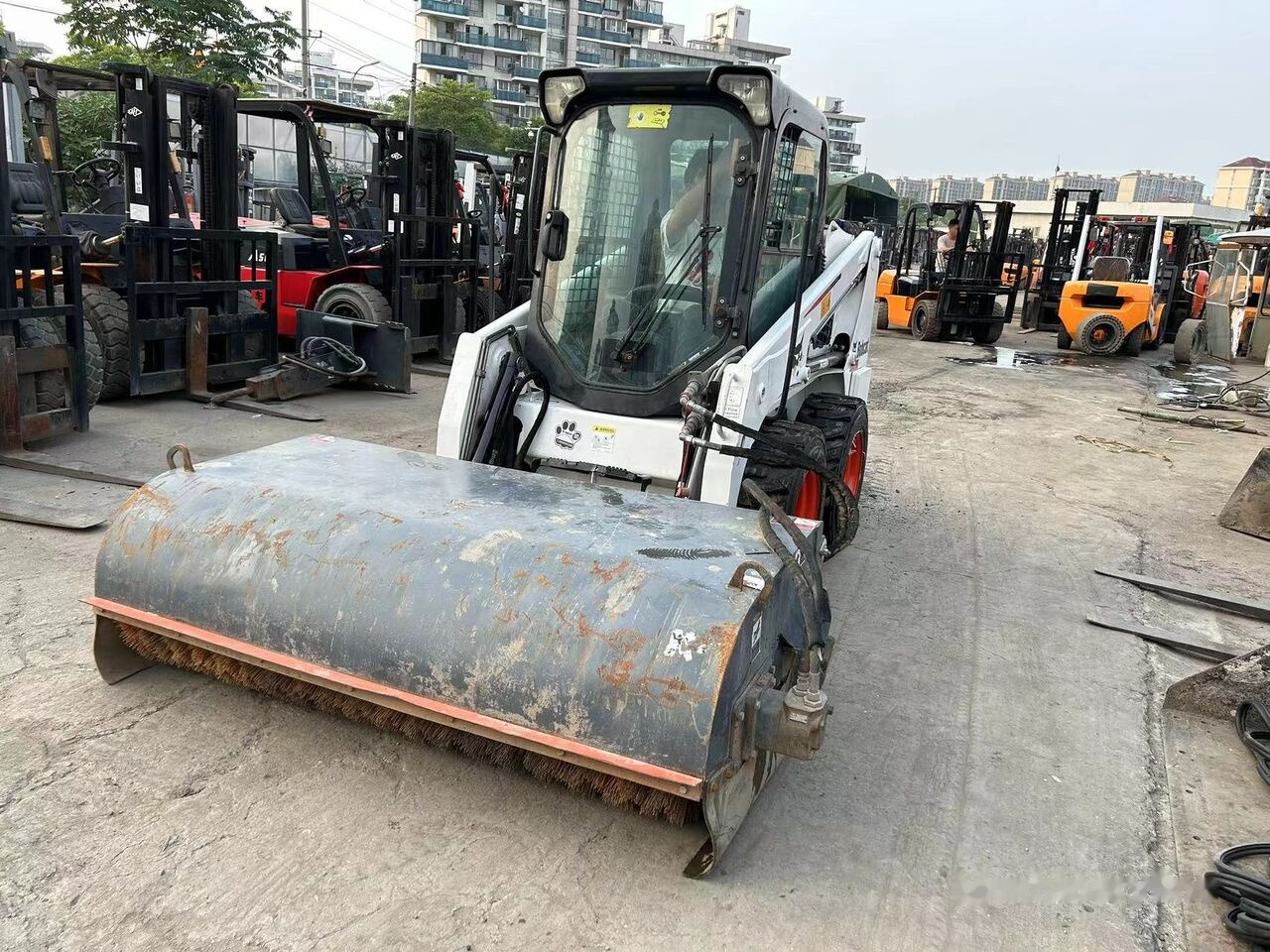 Bobcat S450 - מעמיס היגוי החלקה: תמונה 5 Bobcat S450 - מעמיס היגוי החלקה: תמונה 5