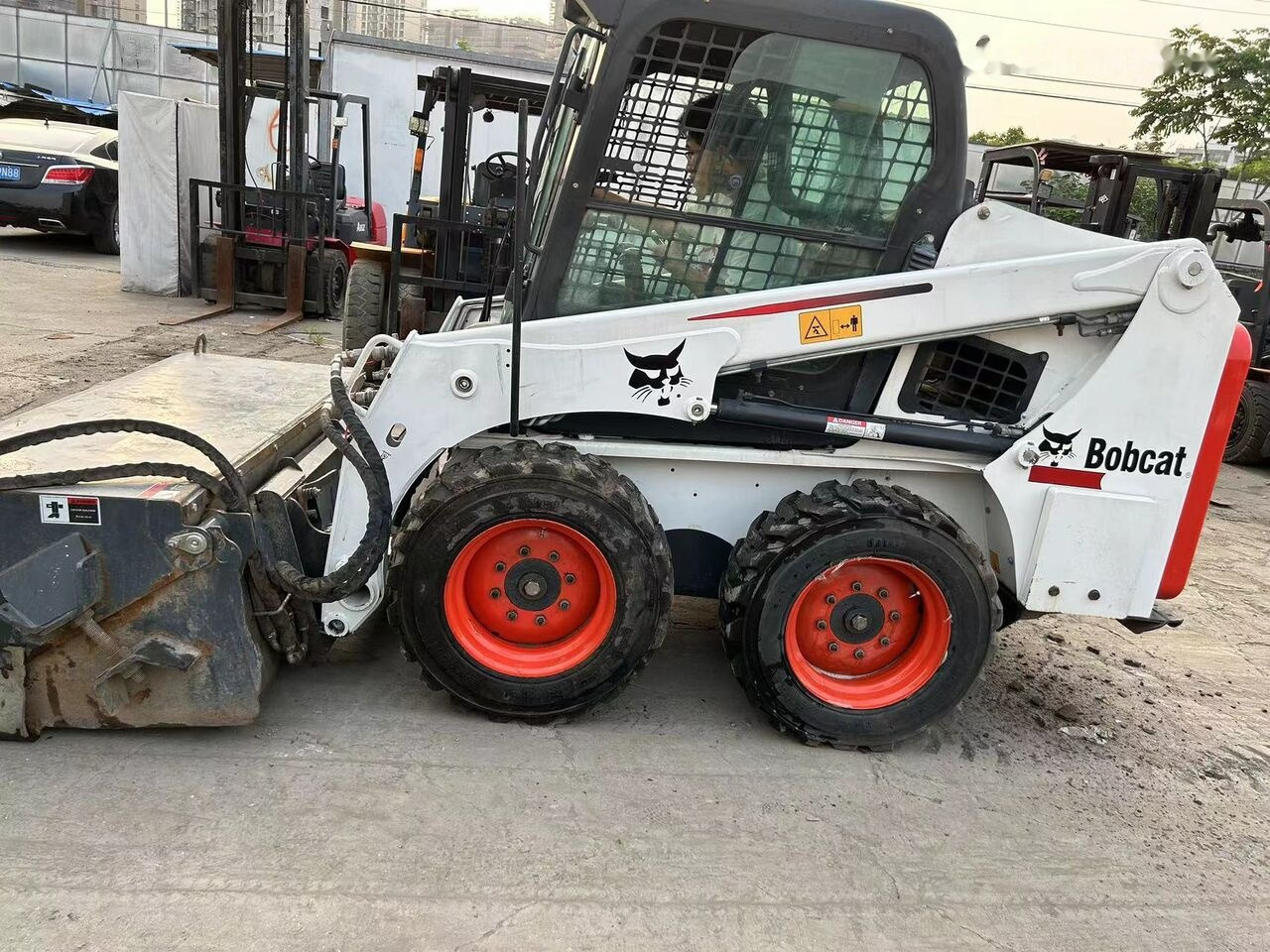 Bobcat S450 - מעמיס היגוי החלקה: תמונה 2 Bobcat S450 - מעמיס היגוי החלקה: תמונה 2
