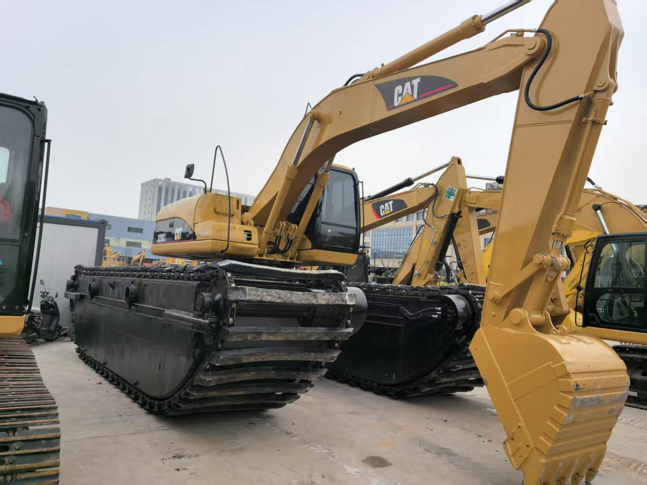 CATERPILLAR 320C boat excavator - מחפר אמפיבי: תמונה 3 CATERPILLAR 320C boat excavator - מחפר אמפיבי: תמונה 3