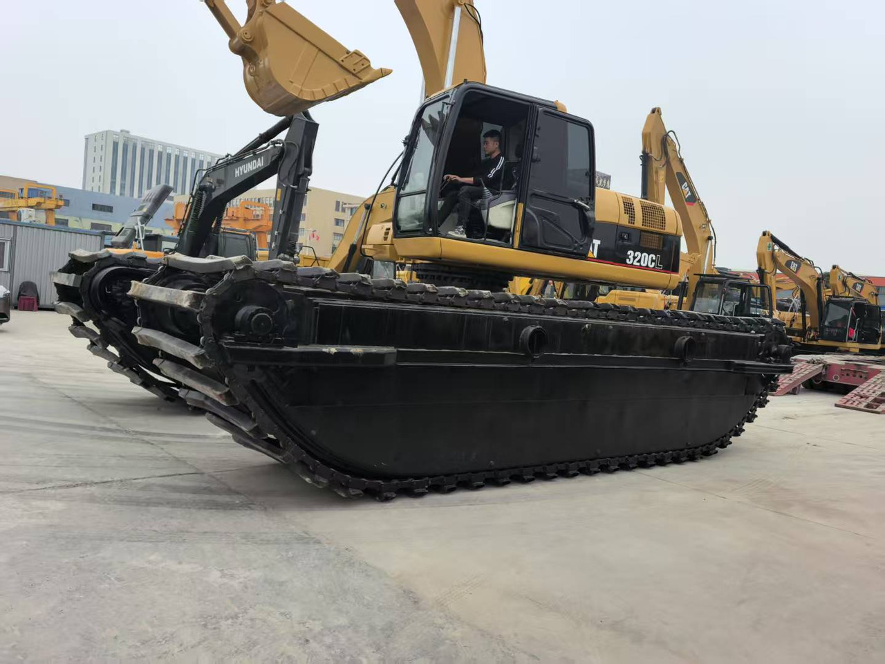 CATERPILLAR 320C boat excavator - מחפר אמפיבי: תמונה 2 CATERPILLAR 320C boat excavator - מחפר אמפיבי: תמונה 2