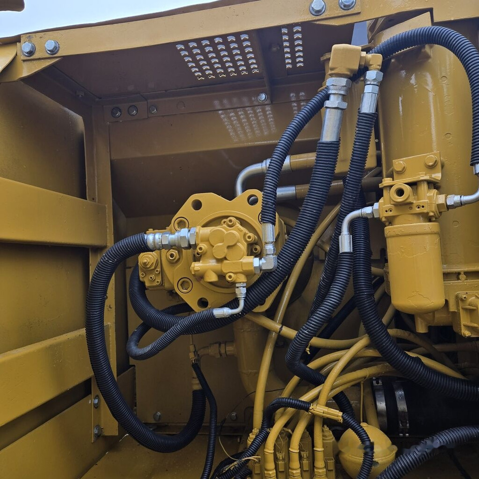 מחפר סורק Caterpillar 320BL: תמונה 7