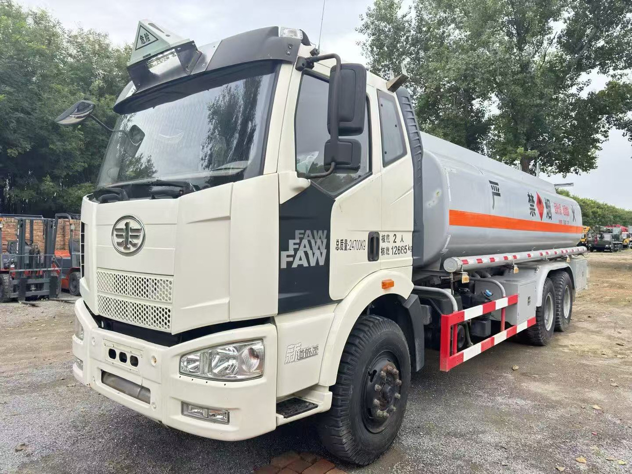 FAW tanker truck - משאית מכל: תמונה 1 FAW tanker truck - משאית מכל: תמונה 1