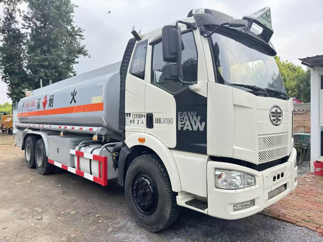 FAW tanker truck - משאית מכל: תמונה 4 FAW tanker truck - משאית מכל: תמונה 4
