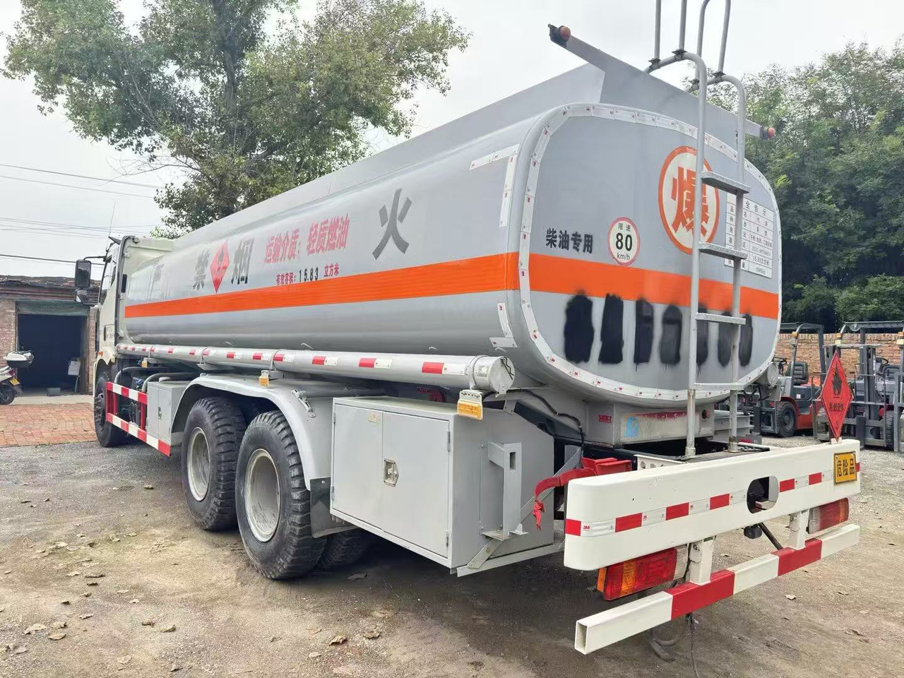 FAW tanker truck - משאית מכל: תמונה 2 FAW tanker truck - משאית מכל: תמונה 2