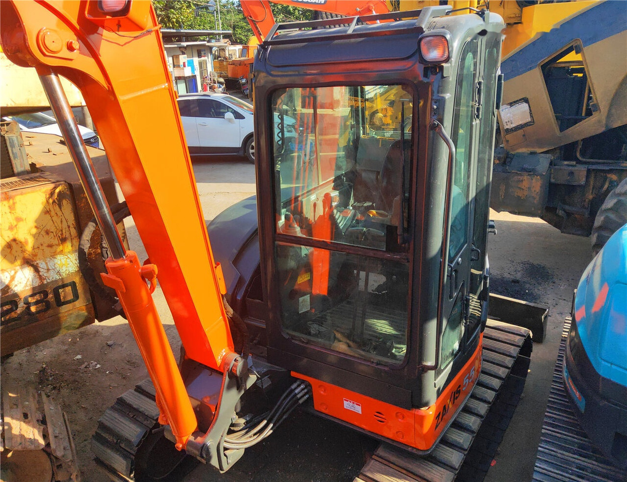 Hitachi ZX55UR - מיני מחפר: תמונה 3 Hitachi ZX55UR - מיני מחפר: תמונה 3