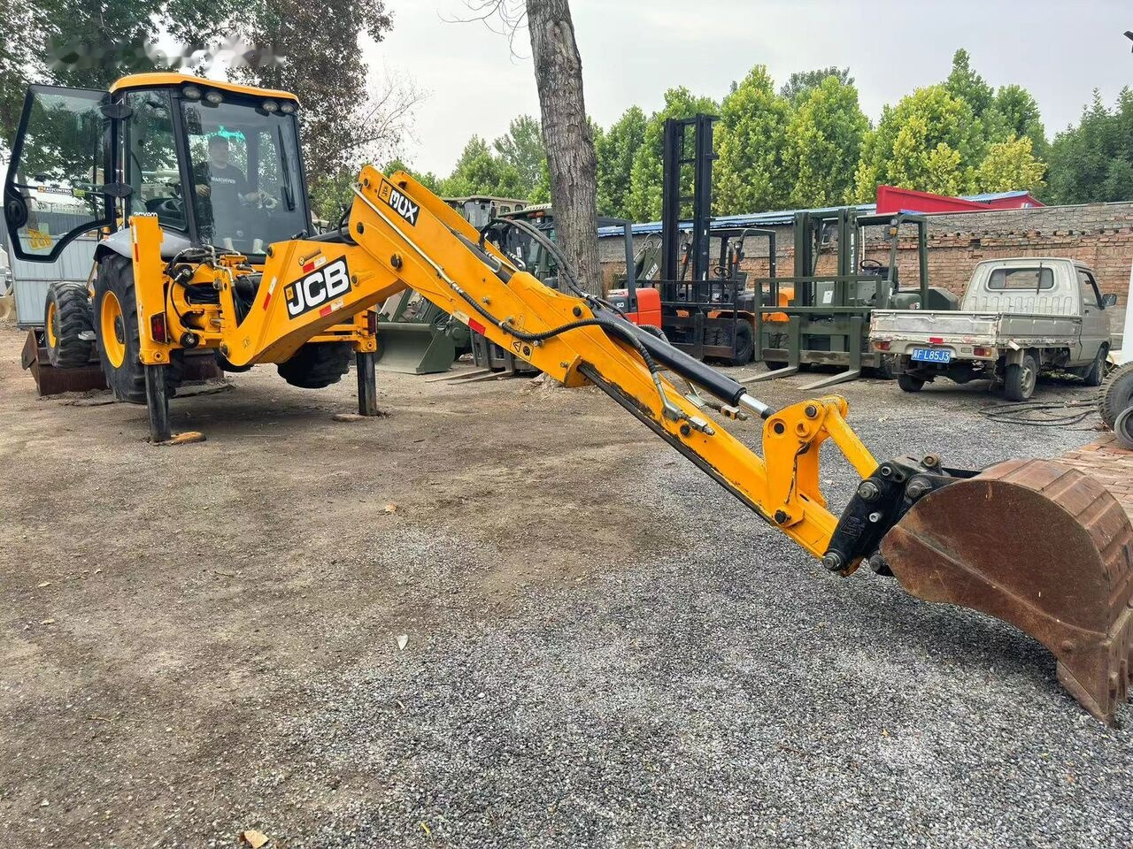 JCB 3CX Telescopic Arm Plus Four in One Bucket - מחפרון: תמונה 1 JCB 3CX Telescopic Arm Plus Four in One Bucket - מחפרון: תמונה 1