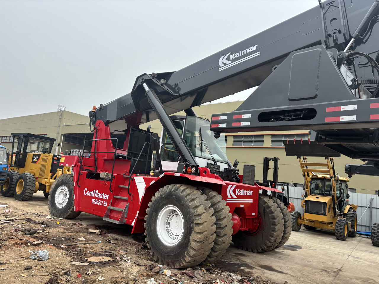 KALMAR DRS4527-S5 - מפעיל מכולות: תמונה 1 KALMAR DRS4527-S5 - מפעיל מכולות: תמונה 1