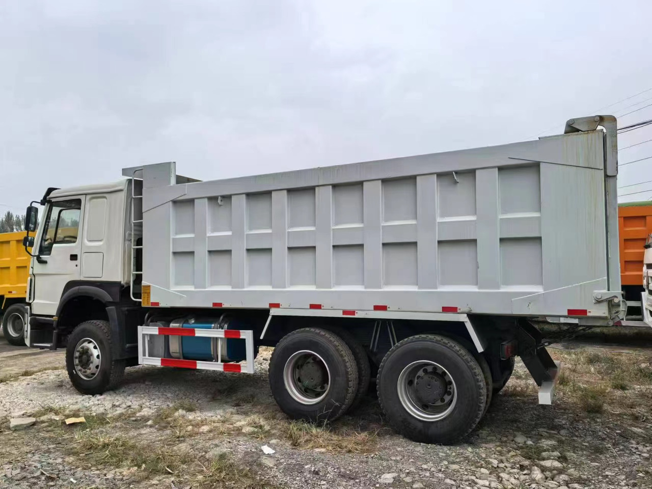 SINOTRUK HOWO 6x4 - משאית קירור: תמונה 3 SINOTRUK HOWO 6x4 - משאית קירור: תמונה 3