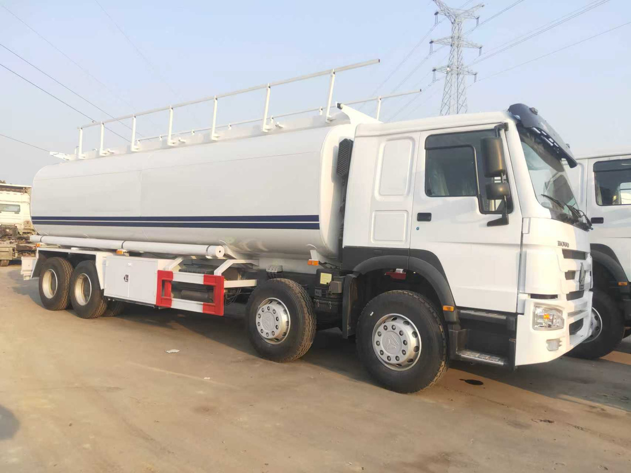 SINOTRUK HOWO Fuel Tank - משאית מכל: תמונה 2 SINOTRUK HOWO Fuel Tank - משאית מכל: תמונה 2