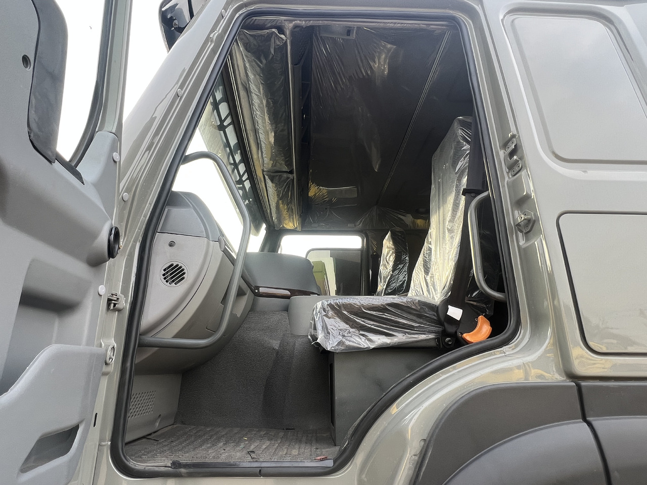 SINOTRUK HOWO - יחידת טרקטור: תמונה 2 SINOTRUK HOWO - יחידת טרקטור: תמונה 2