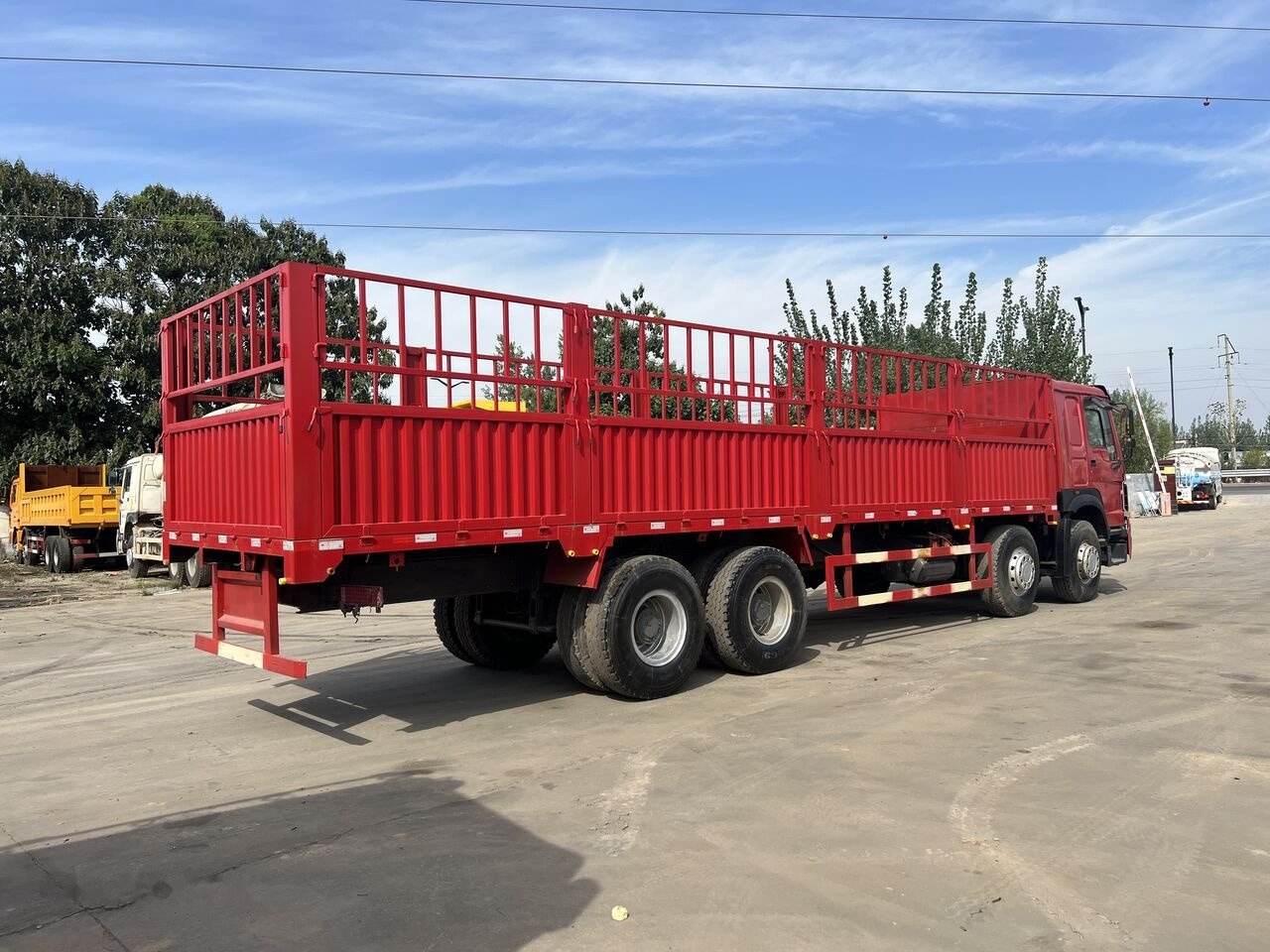 Sinotruk Howo Howo 8*4 - משאית צד נופל/ שטוחה: תמונה 1 Sinotruk Howo Howo 8*4 - משאית צד נופל/ שטוחה: תמונה 1