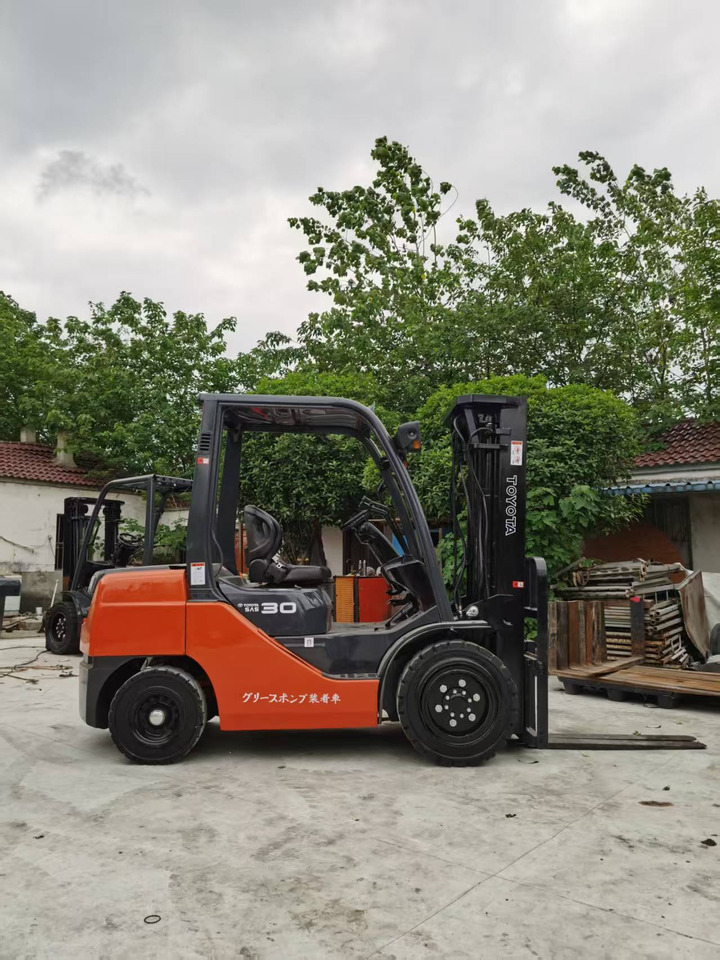 TOYOTA 72-8FDN30 - מלגזת סולר: תמונה 1 TOYOTA 72-8FDN30 - מלגזת סולר: תמונה 1