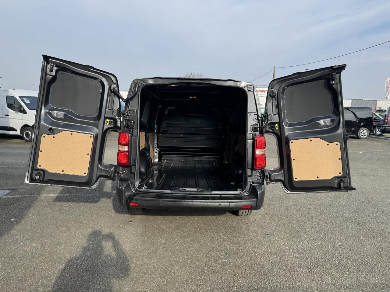 Citroen Jumpy 2 PLACES XL 2.0 BLUEHDI 180CH S&S PACK PREMIUM CONNECT EAT8 - כלי רכב מסחרי עם לוח: תמונה 2 Citroen Jumpy 2 PLACES XL 2.0 BLUEHDI 180CH S&S PACK PREMIUM CONNECT EAT8 - כלי רכב מסחרי עם לוח: תמונה 2