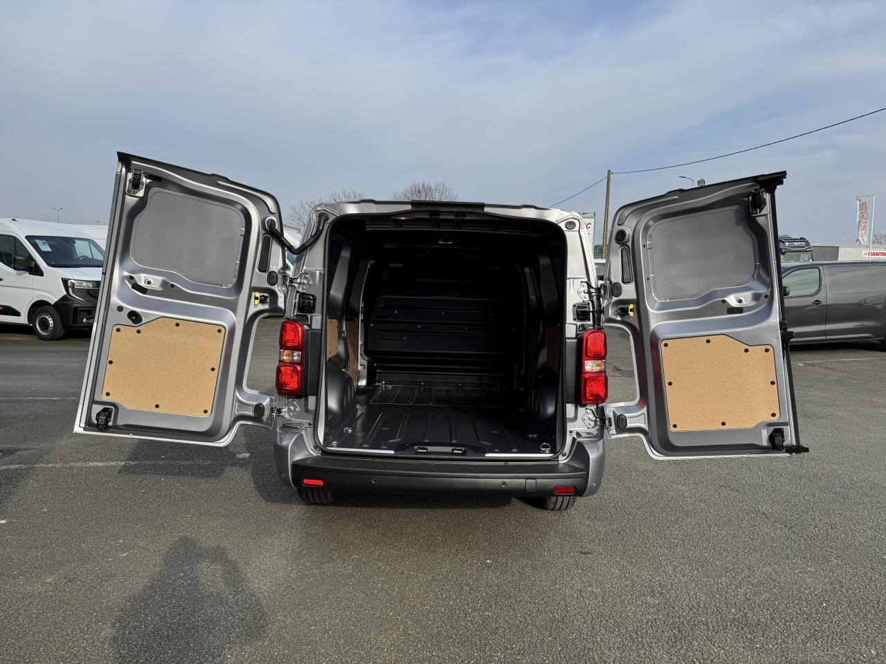 Citroen Jumpy 2 PLACES XL 2.0 BLUEHDI 180CH S&S PACK PREMIUM CONNECT EAT8 - כלי רכב מסחרי עם לוח: תמונה 2 Citroen Jumpy 2 PLACES XL 2.0 BLUEHDI 180CH S&S PACK PREMIUM CONNECT EAT8 - כלי רכב מסחרי עם לוח: תמונה 2