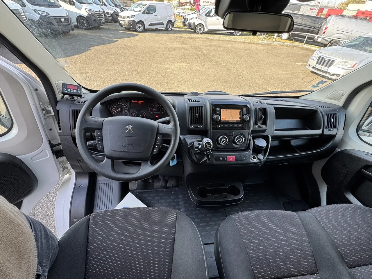 Fiat Ducato CCB 3.5 MAXI HD M 2.3 MULTIJET 130CH BUSINESS - כלי רכב מסחרי עם תיבה: תמונה 4 Fiat Ducato CCB 3.5 MAXI HD M 2.3 MULTIJET 130CH BUSINESS - כלי רכב מסחרי עם תיבה: תמונה 4
