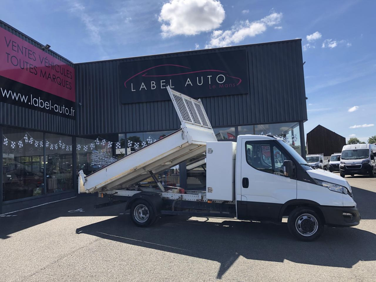 IVECO Daily 35C14 3T5 BENNE + COFFRE RJ 2.3L 140CH - כלי רכב מסחרי מזהיר: תמונה 1 IVECO Daily 35C14 3T5 BENNE + COFFRE RJ 2.3L 140CH - כלי רכב מסחרי מזהיר: תמונה 1